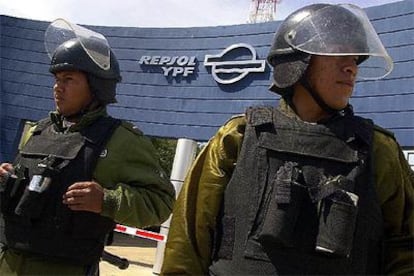 Dos policías bolivianos custodian la entrada de las oficinas de Repsol-YPF en Santa Cruz de la Sierra, el pasado 3 de mayo.