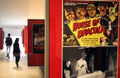 Carteles y fotogramas de películas míticas sobre Drácula.