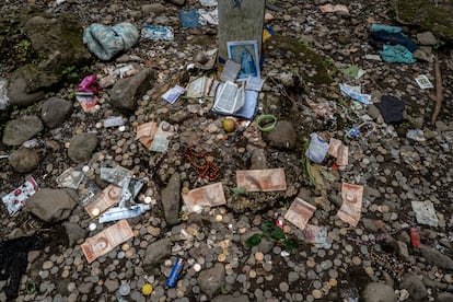 Ofrendas junto a una cruz en la selva.