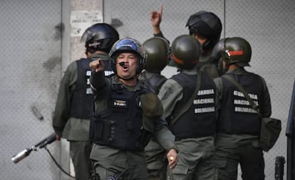 Membros da Força de Ações Especiais (FAES) da Guarda Nacional Bolivariana, durante um protesto em janeiro passado em Caracas.