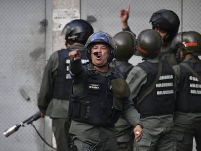 Membros da Força de Ações Especiais (FAES) da Guarda Nacional Bolivariana, durante um protesto em janeiro passado em Caracas.