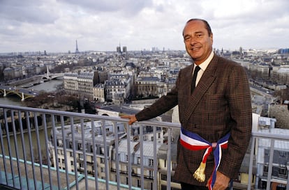 El expresidente Jacques Chirac, en su etapa de alcalde de París, en 1989, con el Sena de fondo. Un año antes había prometido que se bañaría en el río tras sanearlo, pero no lo consiguió.