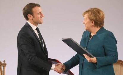 El presidente francés, Emmanuel Macron, y la canciller alemana, Angela Merkel, firman un nuevo tratado de amistad el 22 de enero de 2019.