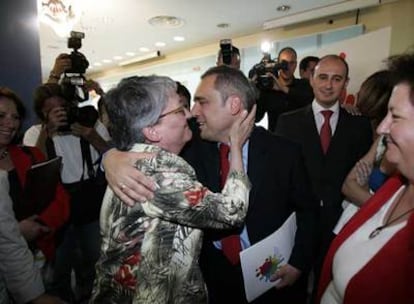 Rafael Simancas abraza a Matilde Fernández, tras anunciar su dimisión en la sede del PSM.