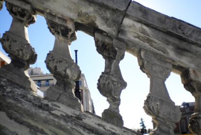 Detalle de la escalinata más visible de Madrid que tras décadas de ruina  presenta este aspecto.