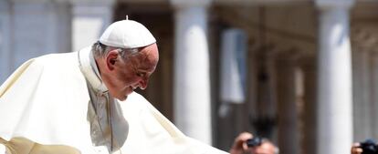 El papa Francisco saluda a los fieles durante la audiencia general de los miércoles en la Plaza de San Pedro del Vaticano.