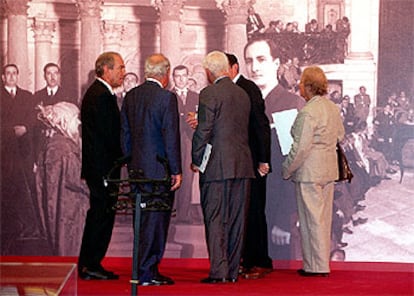 Los <i>lehendakaris,</i> Garaikoetxea, Ardanza e Ibarretxe ayer en Gernika con los hijos de José Antonio Aguirre.