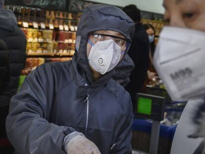 Un trabajador de un supermercado en Pekín