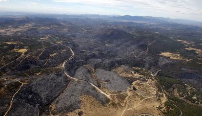 Imagen aérea de la superficie arrasada en el incendio de la sierra oeste.