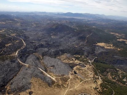 Imagen aérea de la superficie arrasada en el incendio de la sierra oeste.