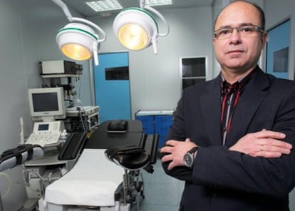 El médico José Morffiz, en el quirófano sin estrenar de su clínica en Collado Villalba.