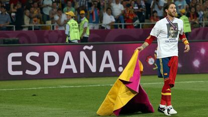 El 1 de julio tuvo lugar la gran final. España volvía a cruzarse con Italia, con la que empató a uno en la fase de grupos. Sin embargo este fue un partido fácil para La Roja que realizó un juego espectacular ante los italianos. David Silva, Jordi Alba, Fernando Torres y Juan Mata fueron los autores del 4-0 que convirtió a España por segunda vez consecutiva en campeones de la Eurocopa. En la imagen, Sergio Ramos con una camiseta de su amigo Antonio Puerta (jugador de fútbol, también sevillano, que falleció en agosto de 2007) y una capote de torero, en la celebración de la victoria española en el Estadio Olímpico de Kiev.