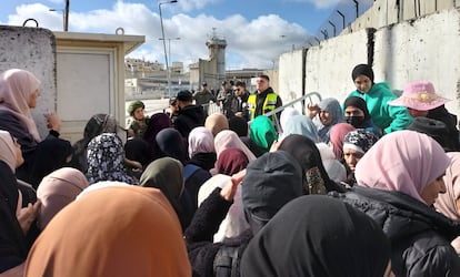 Una multitud de palestinos espera a cruzar el puesto de control militar israelí de Qalandia, para rezar en la Explanada de las Mezquitas en el primer viernes del mes sagrado de Ramadán.
