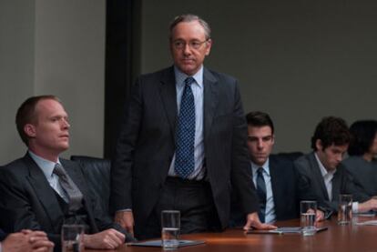 Paul Bettany, Kevin Spacey, Zachary Quinto y Penn Badgley (de izquierda a derecha), en <i>Margin call.</i>