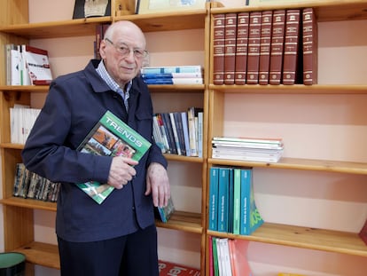 Luis Martín Montejo, este viernes en un aula del Instituto Vasco de Educación a Distancia (IVED) de Bilbao, donde ha terminado el Bachillerato con 87 años.