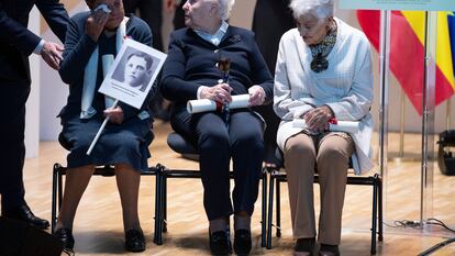 De izquierda a derecha: Benita Navacerrada, Magdalena Rodríguez Plaza e Hilda Farfante, familiares de represaliados del franquismo, durante el homenaje a víctimas de la Guerra Civil y la dictadura franquista, el año pasado en el Auditorio Nacional de Música, en Madrid.