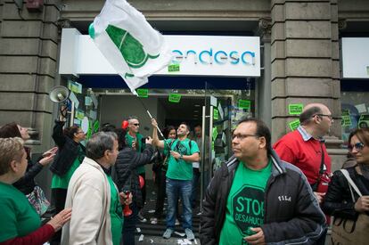 Una protesta contra la pobresa energètica davant la seu d'Endesa.