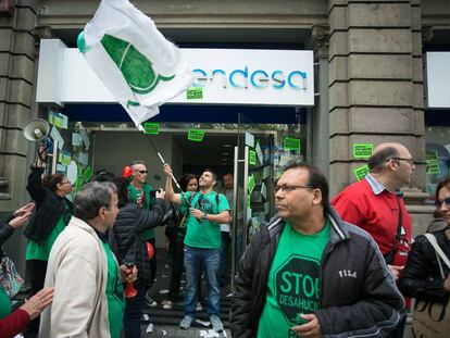 Una protesta contra la pobreza energética ante la sede de Endesa.