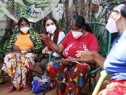 Spain‘s Queen Letizia speaks with indigenous women in Asunción.