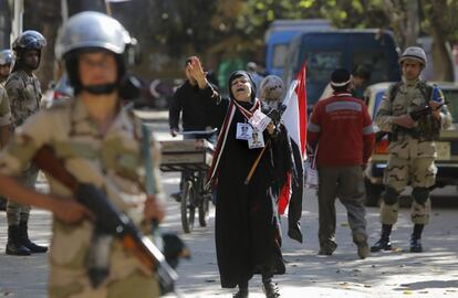 Una mujer egipcia grita consignas en apoyo para el ministro de Defensa, el general Abdel-Fattah el-Sissi, frente a un colegio electoral en El Cairo. Egipto celebra la segunda y última jornada del referéndum sobre la nueva Constitución, marcada por el boicot de los Hermanos Musulmanes y sus protestas, que ayer derivaron en disturbios que causaron al menos nueve muertos.