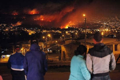 Pessoas observam como o incêndio florestal destrói as zonas urbanas da cidade de Valparaíso, Chile.