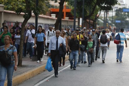 Los primeros reportes del apagón se dieron alrededor de las cinco de la tarde (hora local). En la imagen decenas de venezolanos caminan rumbo a sus destinos.