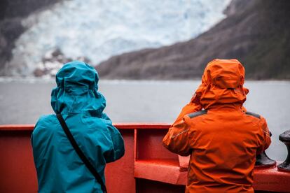 Dos de las científicas que viajan en el 'Hespérides' observan desde la proa del barco un glaciar patagónico.