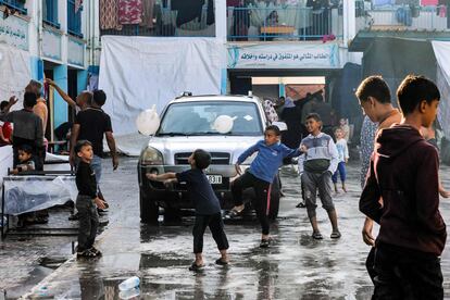 Niños palestinos juegan con globos en una de las escuelas gestionadas por la Agencia de Naciones Unidas para los Refugiados Palestinos (UNRWA), este martes en Rafah, al sur de la franja de Gaza.  