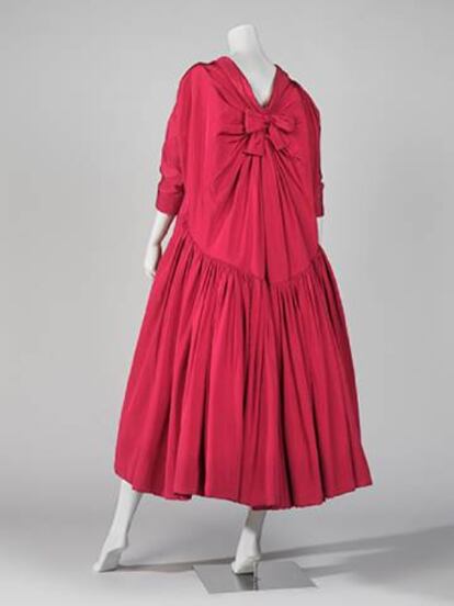 Vestit de Balenciaga de 1955 que es pot veure al Museu del Disseny de Barcelona.