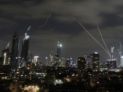 El sistema de defensa aérea israelí intercepta misiles sobre Tel Aviv, este domingo.