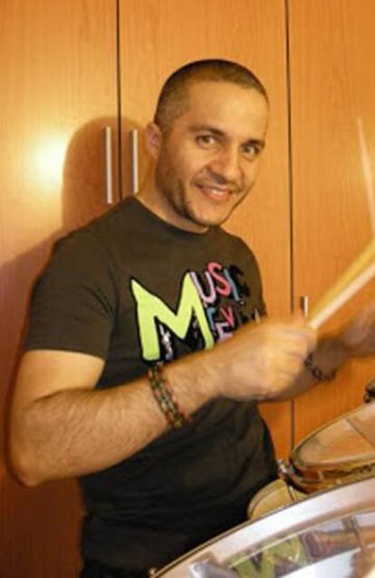 Javier Fernández, exbatería del grupo de rock de Vigo Los Piratas.