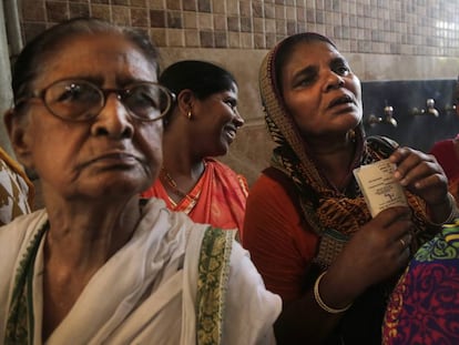 Varias mujeres aguardan para votar en Calcuta este domingo.