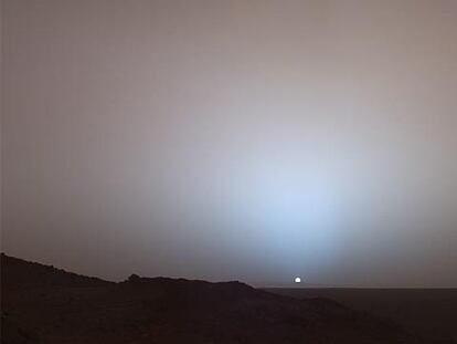 Paisaje de Marte, en la región del cráter Gusev, a la puesta de sol, en una fotografía realizada por el robot <i>Spirit</i> en mayo.