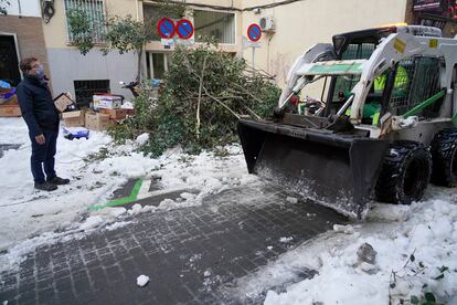 El alcalde Almeida observa los trabajos de retirada de nieve en Tetuán el 14 de enero