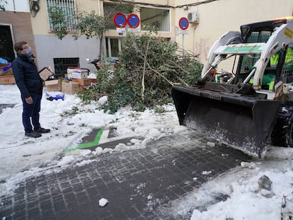 El alcalde Almeida observa los trabajos de retirada de nieve en Tetuán el 14 de enero