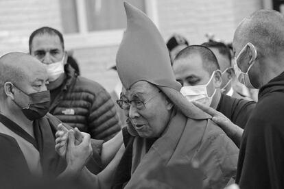 El líder espiritual del budismo, el Dalai Lama (centro), a su llegada al Templo Principal Tibetano en Ganj, este miércoles.