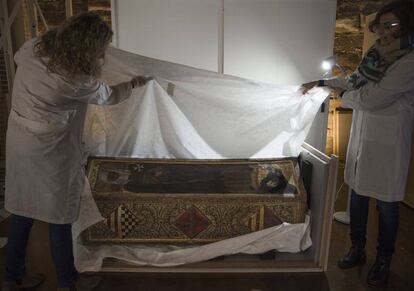 Una de las cajas mortuorias de madera pintada que podrán verse.