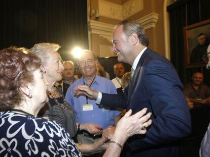 Alberto Fabra se ha despedido de todos los asistentes al pleno de renuncia como alcalde de Castellón.