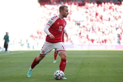 El Dinamarca-Finlandia, primer partido del grupo B de la Eurocopa 2020, se detuvo en el minuto 44 después de que Christian Eriksen (en la imagen) se desvaneciese en una jugada junto a la banda, cuando su equipo tenía la pelota y atacaba.