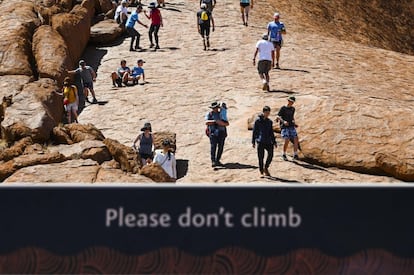 Imágenes divulgadas en las redes sociales mostraron una larga hilera de furgonetas en la entrada del Parque Nacional Uluru-Kata Tjuta, donde se encuentra la formación rocosa, de 348 metros de altura y 9 kilómetros de perímetro.