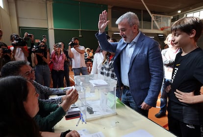 El candidato a la alcaldia de Barcelona por el PSC, Jaume Collboni, ha acudido esta mañana a ejercer su derecho al voto acompañado por sus sobrinos y su hermana en la Escola Grevol en la Calle Provençals del distrito de Sant Marti. 