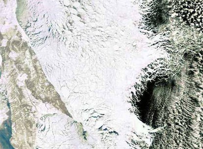 Vista desde el cielo de la isla de Sakhalin entre nubes y rodeada de aguas frías.