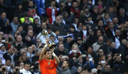 Casillas ofrece el trofeo del Mundialito al Bernab&eacute;u.