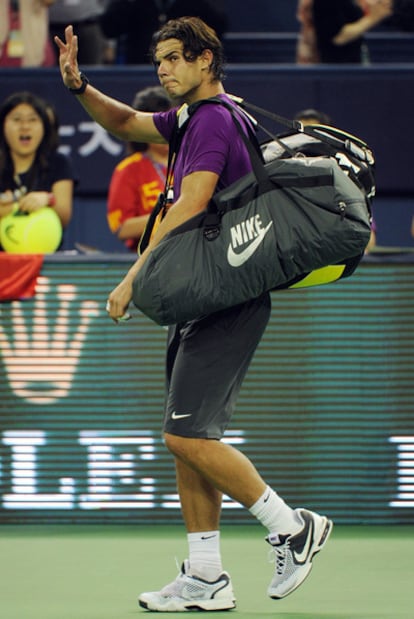 Nadal se despide del público tras caer ante Meyer.