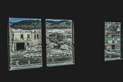 Vista de algunas casas de Aceredo desde una de las edificaciones que fueron sepultadas por el agua en 1992 y han salido de nuevo a la luz en el embalse de Lindoso.