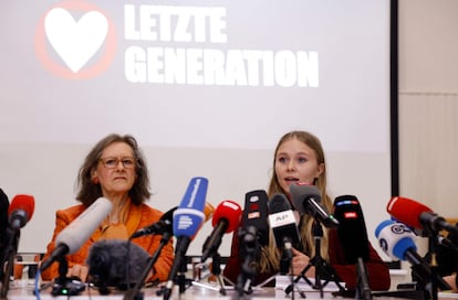 Aimee van Baalen, a la derecha, y Marion Fabian, portavoces de Letzte Generation, durante una rueda de prensa este miércoles en Berlín.