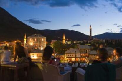 Café con vistas al centro histórico de Mostar, en Bosnia y Herzegovina.