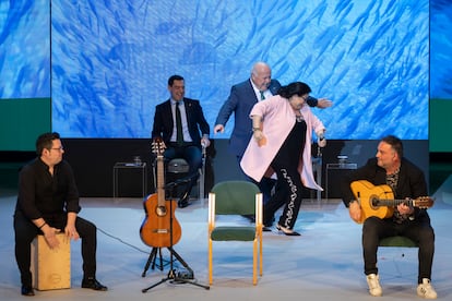 Jesús Aguirre baila con María del Monte, en presencia del presidente andaluz, Juan Manuel Moreno, el último Día de Andalucía, en el Teatro de la Maestranza.