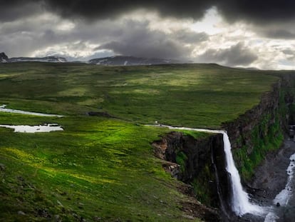 Una cascada vierte su agua al mar en la reserva natural de Hornstrandir, en la regiión islandesa de los Westfjords.