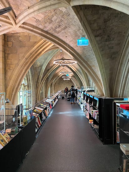 Uno de los pasillos de la librería Dominicana, en Maastricht (Países Bajos).